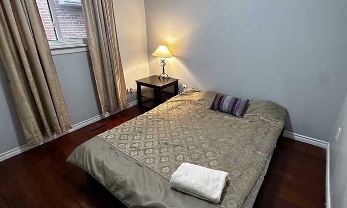 Brampton House | Travel Friendly Room in Brampton