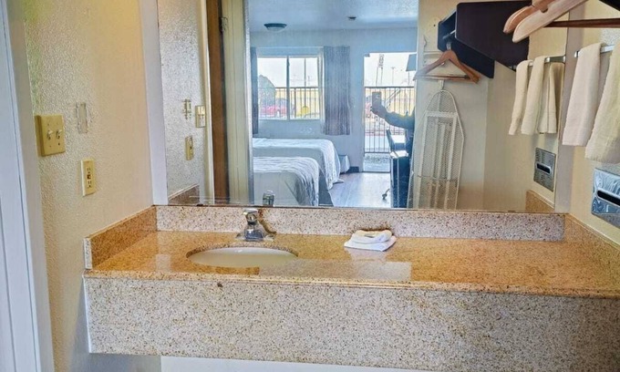 Wichita Falls Hotel | Travelers inn by OYO Wichita Falls