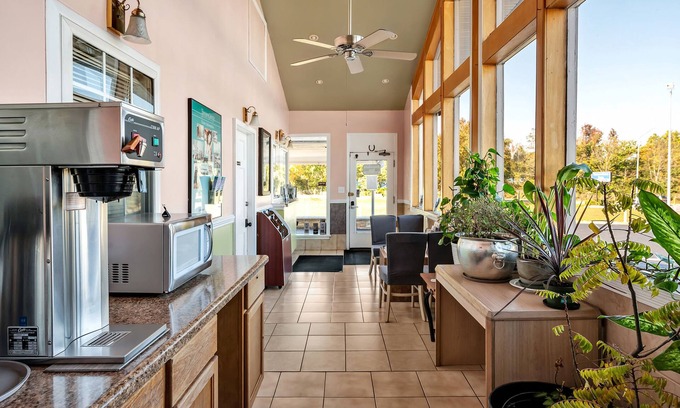 Four Oaks Hotel | Travelers Inn