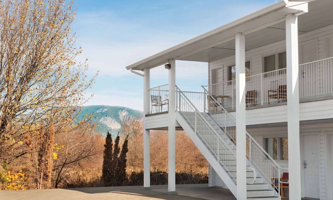 Salmon Arm Hotel | Travelodge by Wyndham Salmon Arm