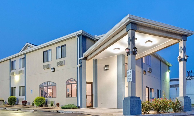 Airport Township Hotel | Travelodge by Wyndham St. Louis