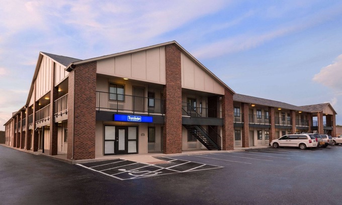 Wellington Hotel | Travelodge by Wyndham Wellington KS