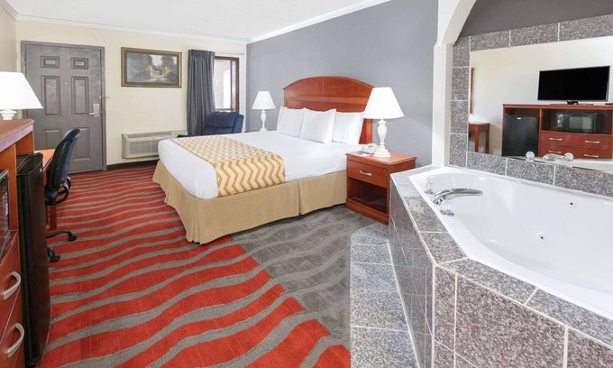 Norman Hotel | Travelodge Inn & Suites by Wyndham Norman