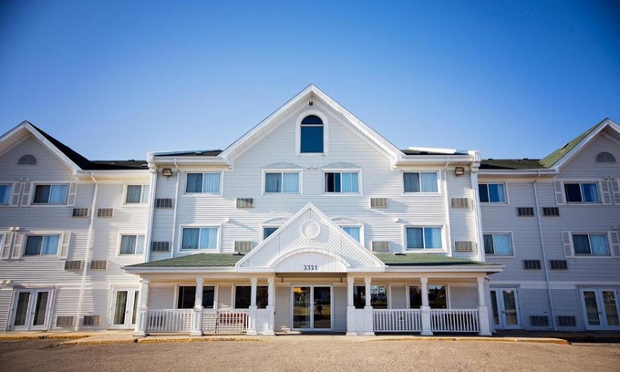 Regina Hotel | Travelodge Suites by Wyndham Regina - Eastgate Bay