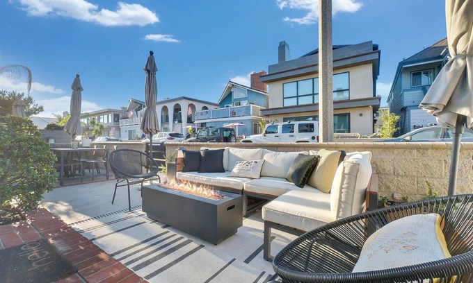 West Newport Condo | Treasured Bliss * AC * Clean * Steps to Sand * Exclusive Patio