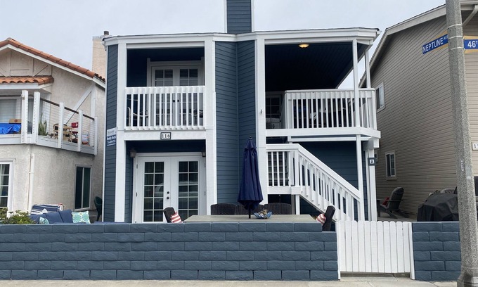 West Newport Condo | Treasured Delight* Exclusive Patio * Clean* Upstairs Unit *4 houses to sand