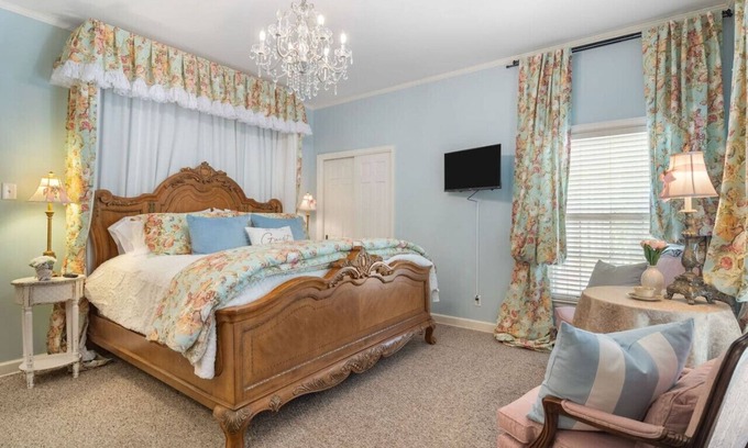 Fort Smith House | Treasured Mist suite with king size bed, smart tv/wifi, game room, and much more