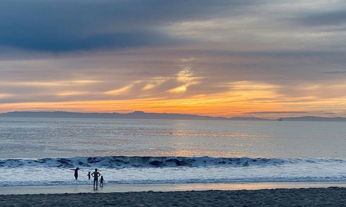 West Newport Condo | Treasured Retreat- 3 Houses from Beach-REMODELED - Exclusive Patio - Clean