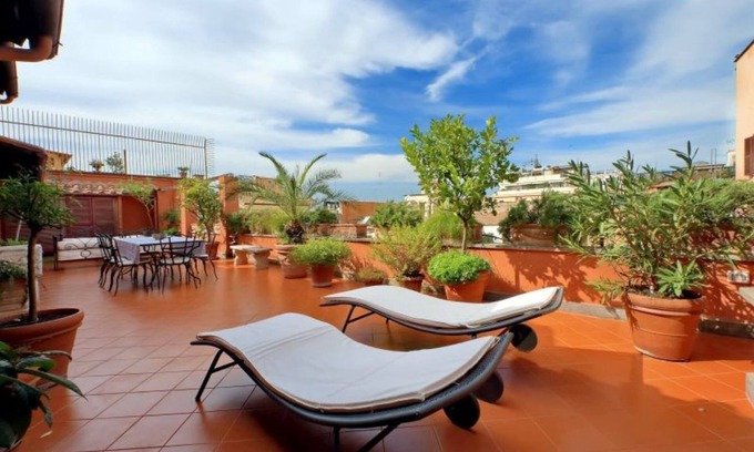 Rione III Colonna Apartment | TreasureRome Spanish Steps Penthouse