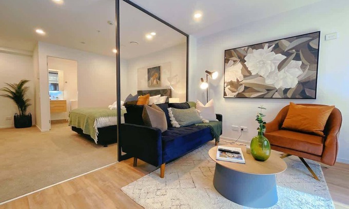 Newton Apartment | Tree-Lined Parkside Holiday Studio with Pool & Gym