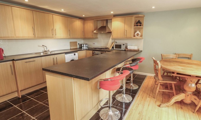 Cleator Moor Cottage | TREE VIEW, pet friendly in Cleator Moor