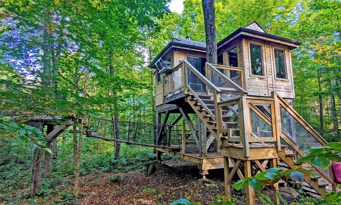Saint-Faustin-Lac-Carre House | Treehouse #12 (in the forest)