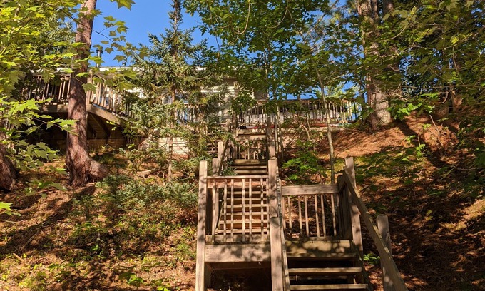 Au Train House | Treehouse on the river.