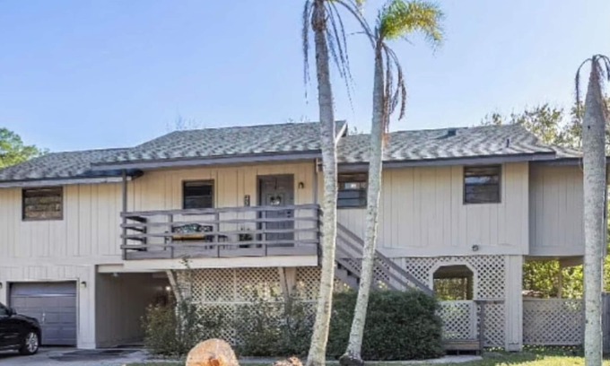 Elfers House | Treehouse Vibes! - 3BR/2BA Stilt Home - 10 Min From Beach - Pet-Friendly