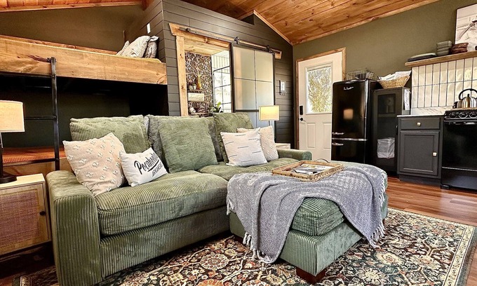 Imboden Cabin | Treehouse w/HOT TUB & Wi-Fi, secluded