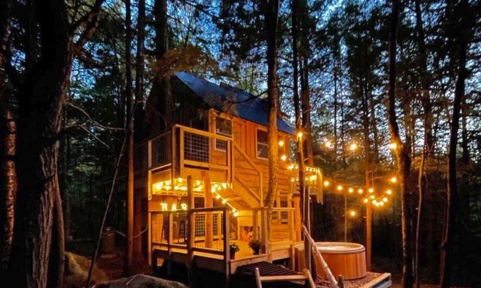 Bryant Pond Cabin | Treehouse With Hot Tub Close to Sunday River!
