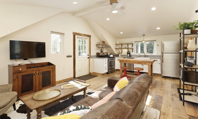 Carbondale Apartment | Treetop Haven | D/T Carbondale, Deck, Views