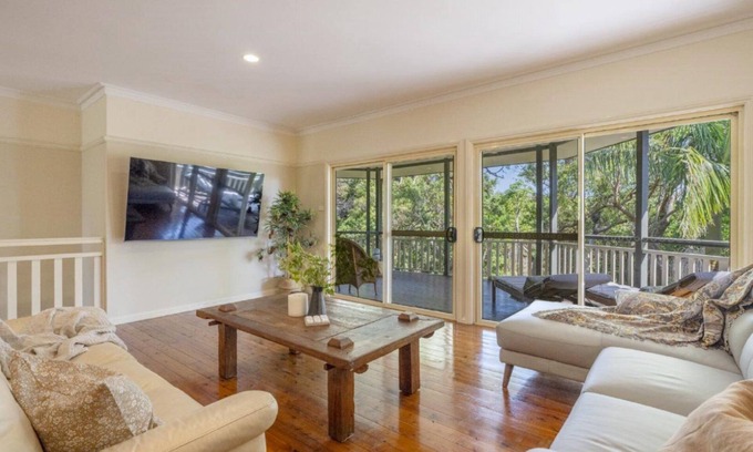 Wooloweyah House | TREETOP RETREAT, TOP NOTCH