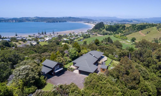 Whitianga Ski Chalet | Treetops Cottage at the Castle