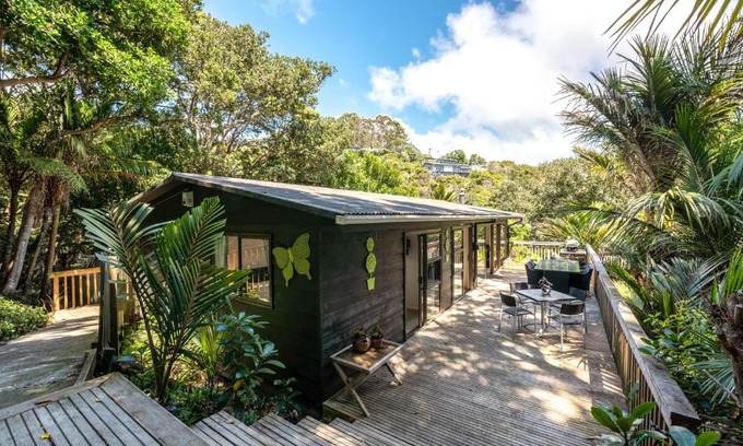 Onetangi House | Treetops - Forest Retreat- Near Onetangi Beach