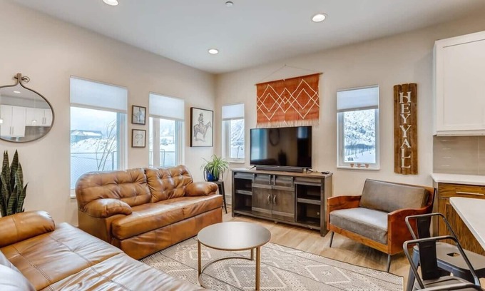Georgetown House | Trekker Townhome/Mountain Charm/New Floors!