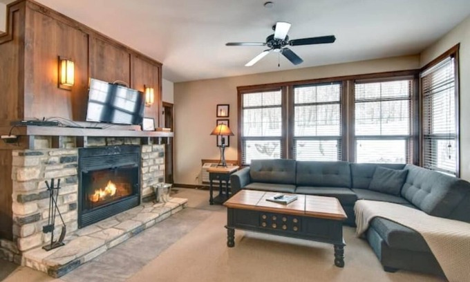 Mont-Tremblant Condo | Tremblant-les-Eaux 213-1B 2bd hot tub open walk to ski slopes & golf