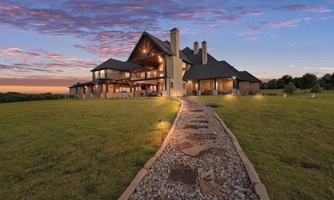 Ferris House | Tremendous estate in charming Ferris, Texas with private lake & personal dock!