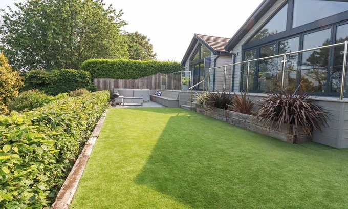 Egloshayle House | TRENANT VIEW, pet friendly, luxury holiday cottage in Wadebridge