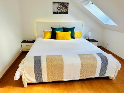 Sud Apartment | Trendige Dachgeschosswohnung in Connewitz - 3 Schlafbereiche - Platz für bis zu 5 Personen - tolle Lage und öffentliche Verkehrsmittel