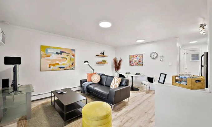 Englewood Apartment | Trendy 1/1 Wlkble &Purple Mttrss