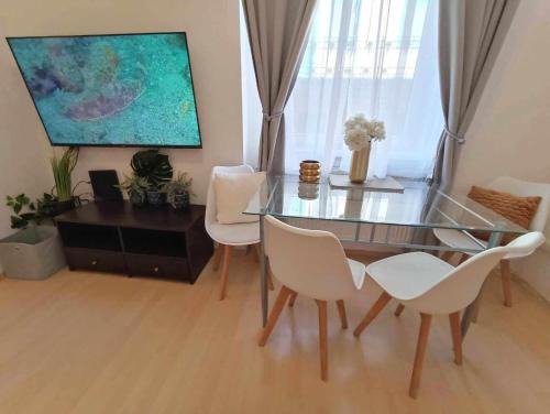 Jozsefvaros Apartment | Trendy 2 ROOM Flat, next to Corvin Mall FREE Huge Garage! AC,DISHWASHER,WASHMACHINE, SMART TV