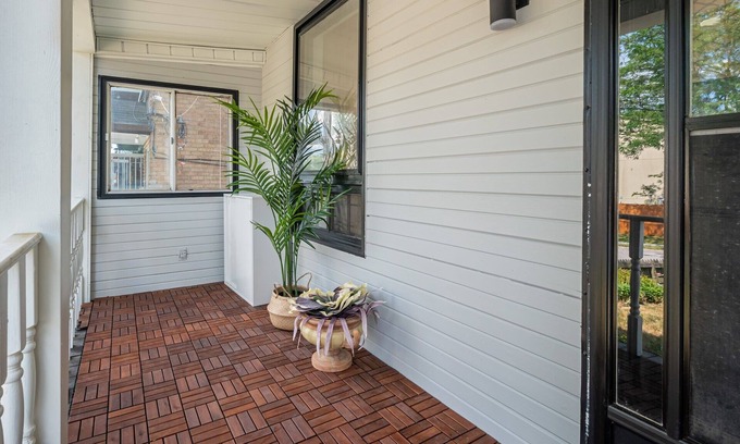 Mimico House | Trendy 2B, Minutes from DowntownToronto,by the Lake. Ideal for Long Term Stays!