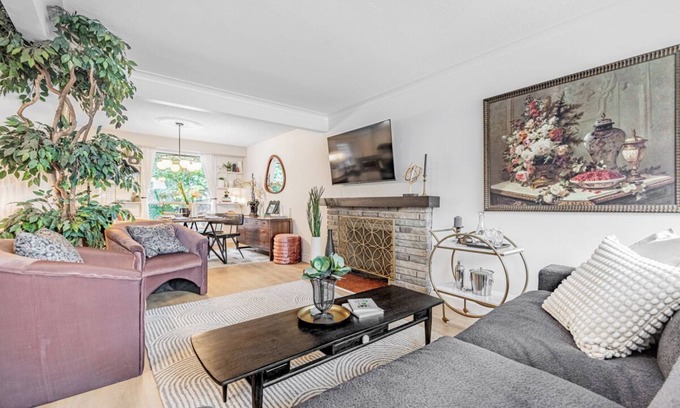Lakeview Apartment | Trendy 3 bdrm, lakeside trails, 20 min to Toronto!