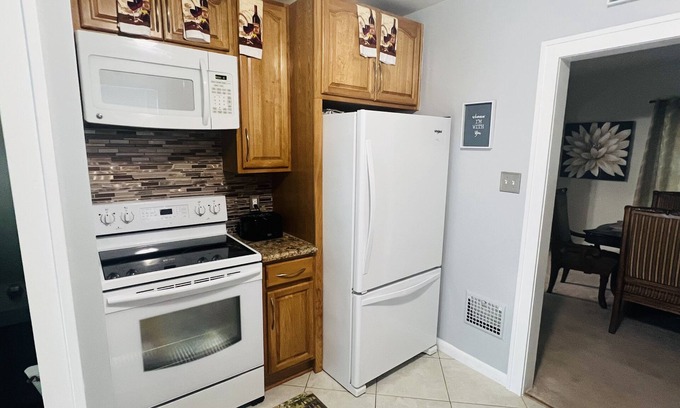 Toledo House | Trendy 3 Bedroom Residential Home with a taste of beauty!