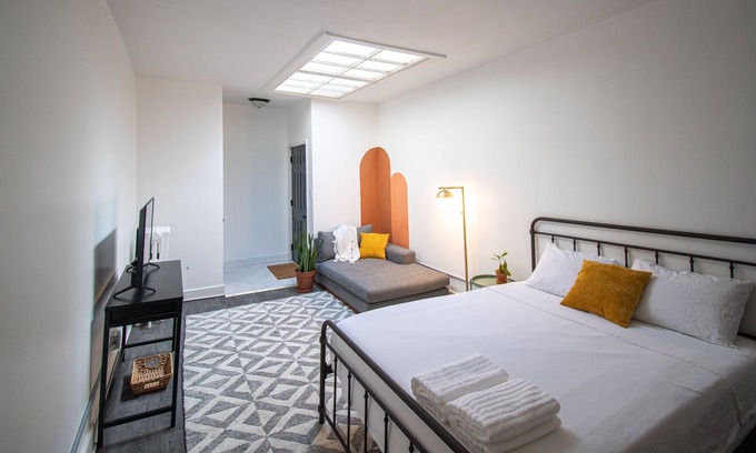 North Chicago Apartment | Trendy & Cozy Studio near Great Lakes | Six Flags
