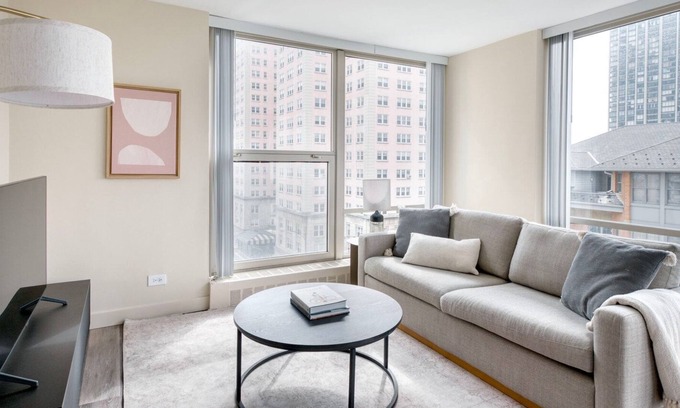 Edgewater Beach Apartment | Trendy Edgewater 1BR w/ Gym, Deck & Lounge, nr L, by Blueground