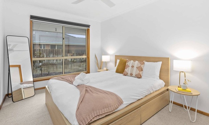 Grovedale House | Trendy Grovedale Residence Free WiFi