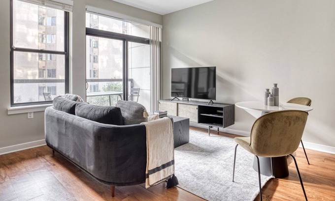 Mount Vernon Triangle Apartment | Trendy Mt Vernon 1BR, w/ Gym, W/D & Roof Deck, near Metro, by Blueground