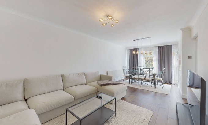 Ealing Broadway Apartment | Trendy Spacious 2 BDR Flat in Ealing