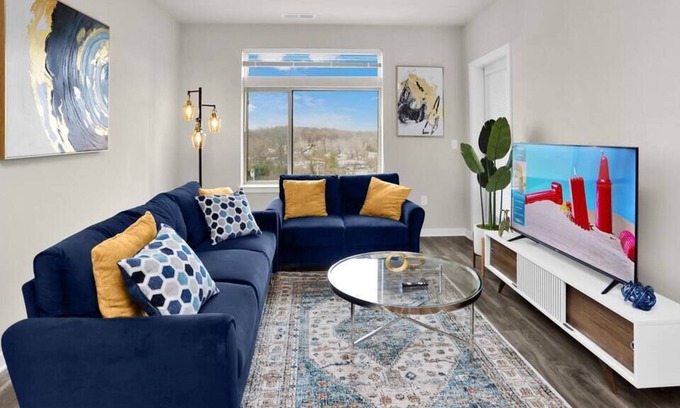 Fairfax Apartment | Trendy & Spacious Home in Fairfax with Pool -FREE Parking