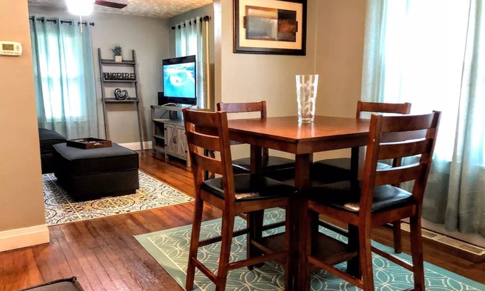 Evansville House | Trendy Two bedroom home centrally located near UE