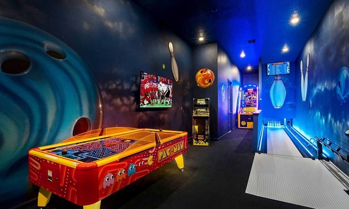Loughman House | Trendy Villa w Trampoline RM, Bowling, Fantasy Themed BR & Theater - Near Disney