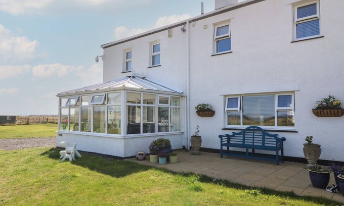 Caergeiliog House | TREWAN HOUSE, pet friendly, character holiday cottage in Rhosneigr