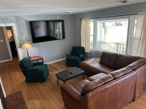 Norfolk House | Tri-Level home - 5 BR 2 BA - Extended Stays, Wi-Fi home