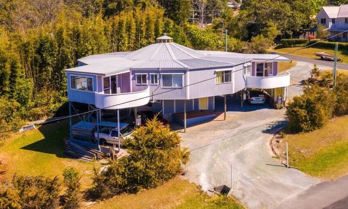 Eagle Heights House | TRI-LIVING WITH COASTAL VIEWS / TAMBORINE MOUNTAIN