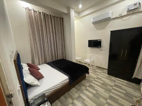 Mahmoorganj House | Tridev Inn near Railway station & 2km from Kashi Vishwanath Temple