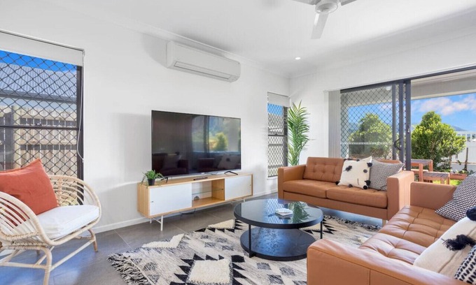 Trinity Beach House | Trinity Beach 4BR Modern Getaway with Spa/Pets