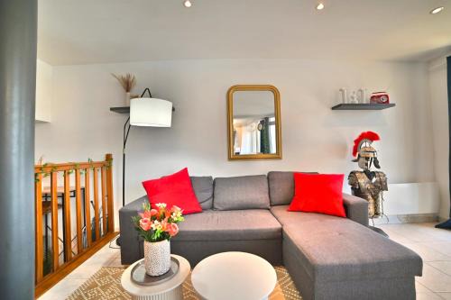 Saintes Apartment | Triomphe - Vue Sublime, Confort Moderne, Charme Gallo-Romain, Cœur de Ville, Tv 4K, Fibre