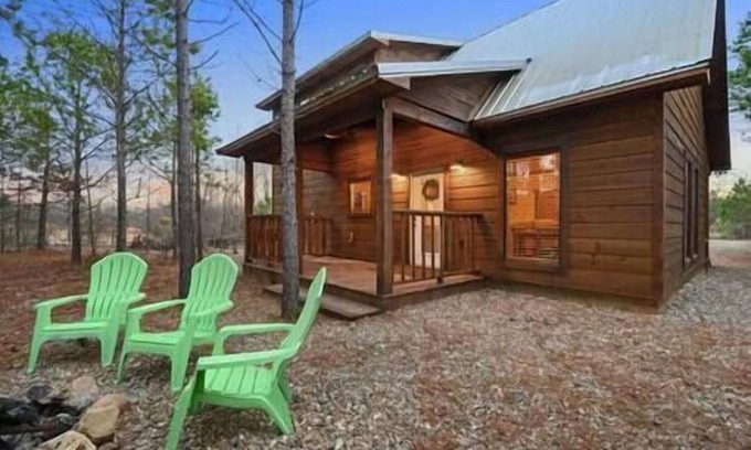 Broken Bow Cabin | Triple Oaks Retreat · Cozy & Welcoming!