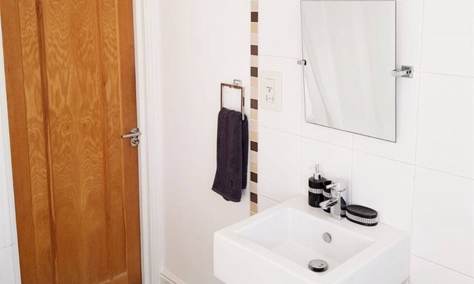 Ponders End Bed & Breakfast | Triple room-Deluxe-Shared Bathroom-Street View-DELUXE TRIPLE